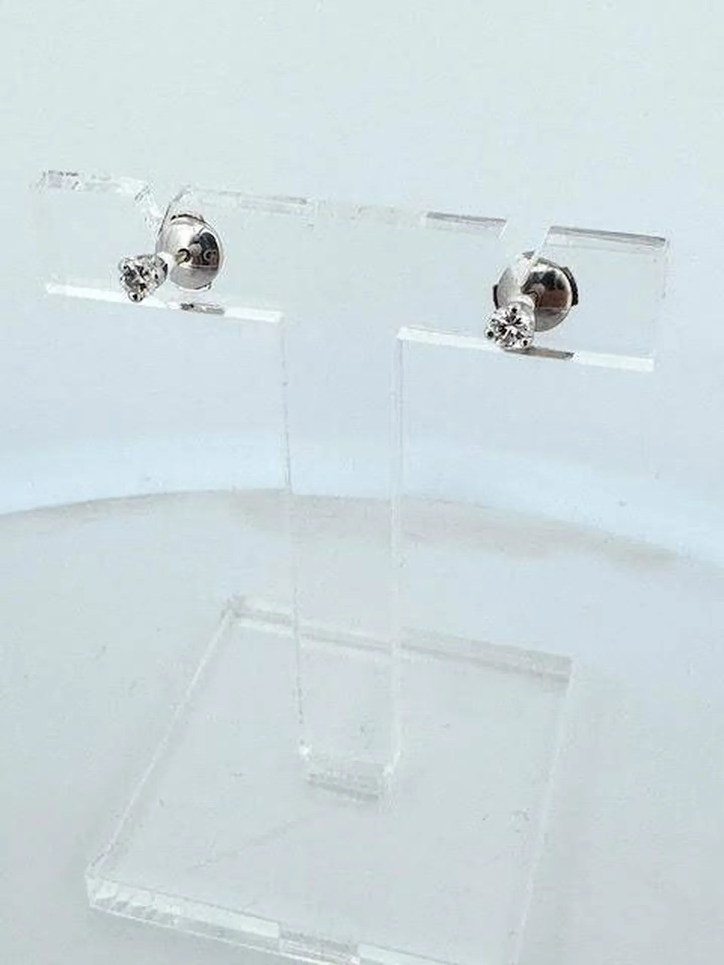 Or blanc et diamant en toute discrétion – Boucles d’oreilles puces chez Or Ligne à La Teste