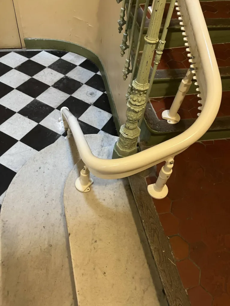 Le parking à 180° vu sous un autre angle pour ce fauteuil monte escalier OTOLIFT Modul'Air smart dans cette copropriété sur 2 étages à Marseille