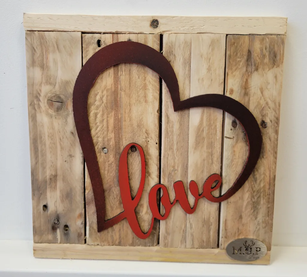 Décoration murale cœur “Love” en métal et bois – Création artisanale en Occitanie (31) – Plaque décorative romantique pour chambre, salon ou cadeau personnalisé – Livraison France entière