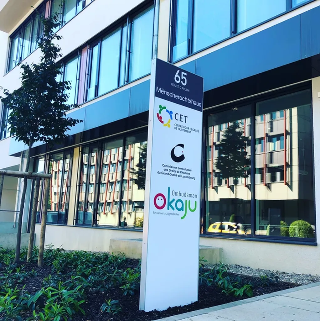 Installation d'un totem extérieur pour augmenter la visibilité au Luxembourg