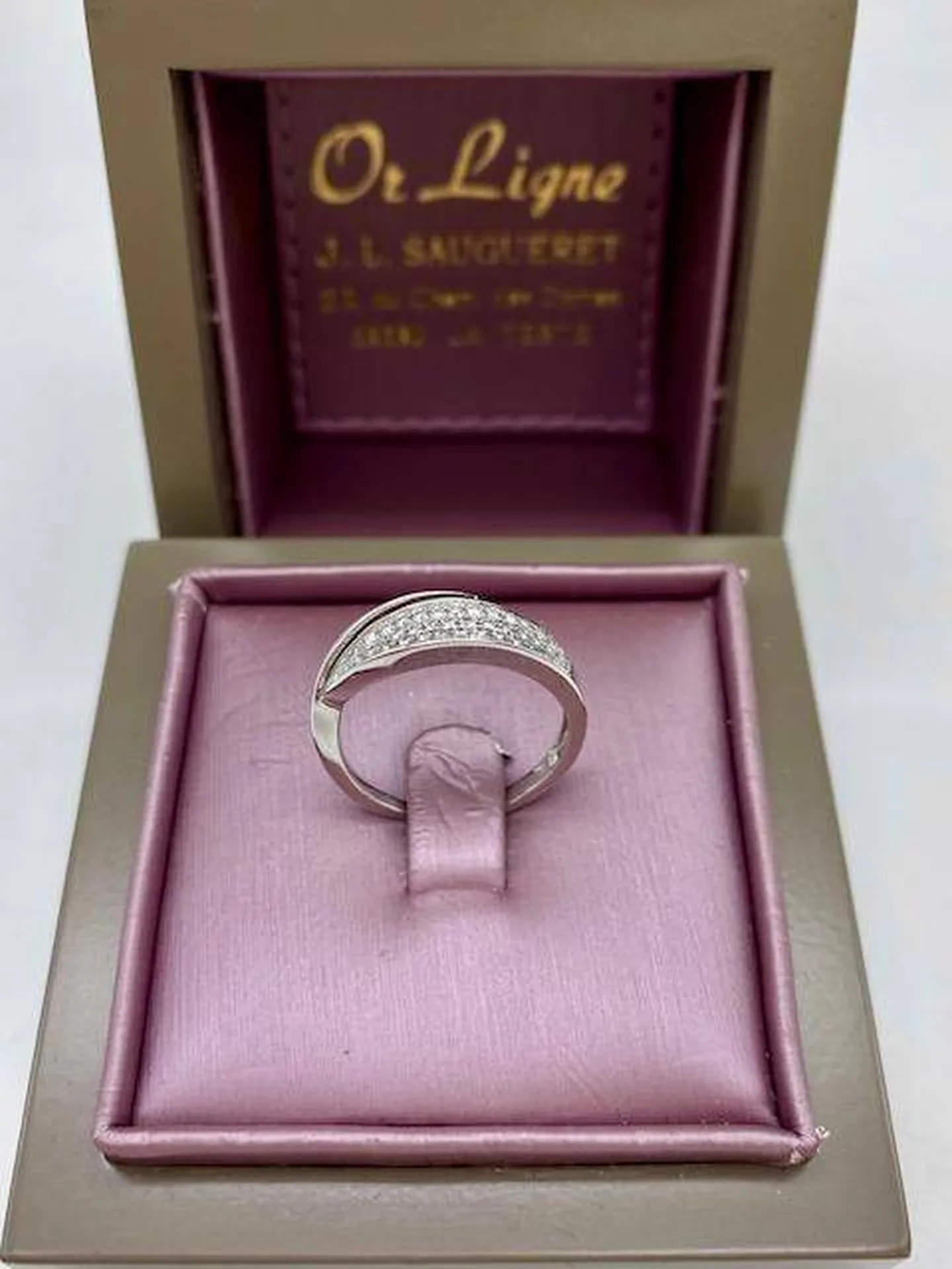 Ou acheter une belle bague en or blanc et diamants près de Bordeaux à prix intéressant? Chez votre bijouterie Or Ligne à La Teste grâce à sa vitrine de bijoux en dépôt vente