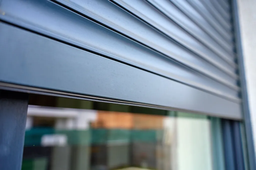 Installation d’un volet roulant manuel sur mesure à Strasbourg par Volet PRO avec tablier aluminium et commande par manivelle.