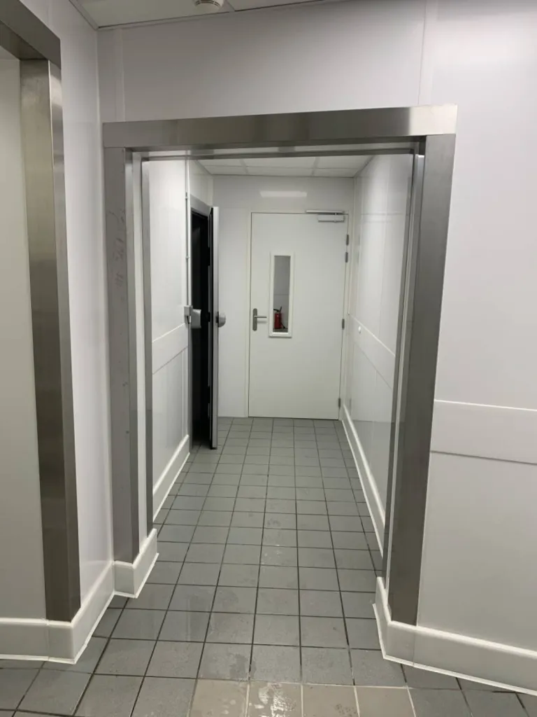 AP3M réalise la pose de panneaux isotherme coupe feu ainsi que la pose d'une porte va et vient avec oculus coupe feu 1H 