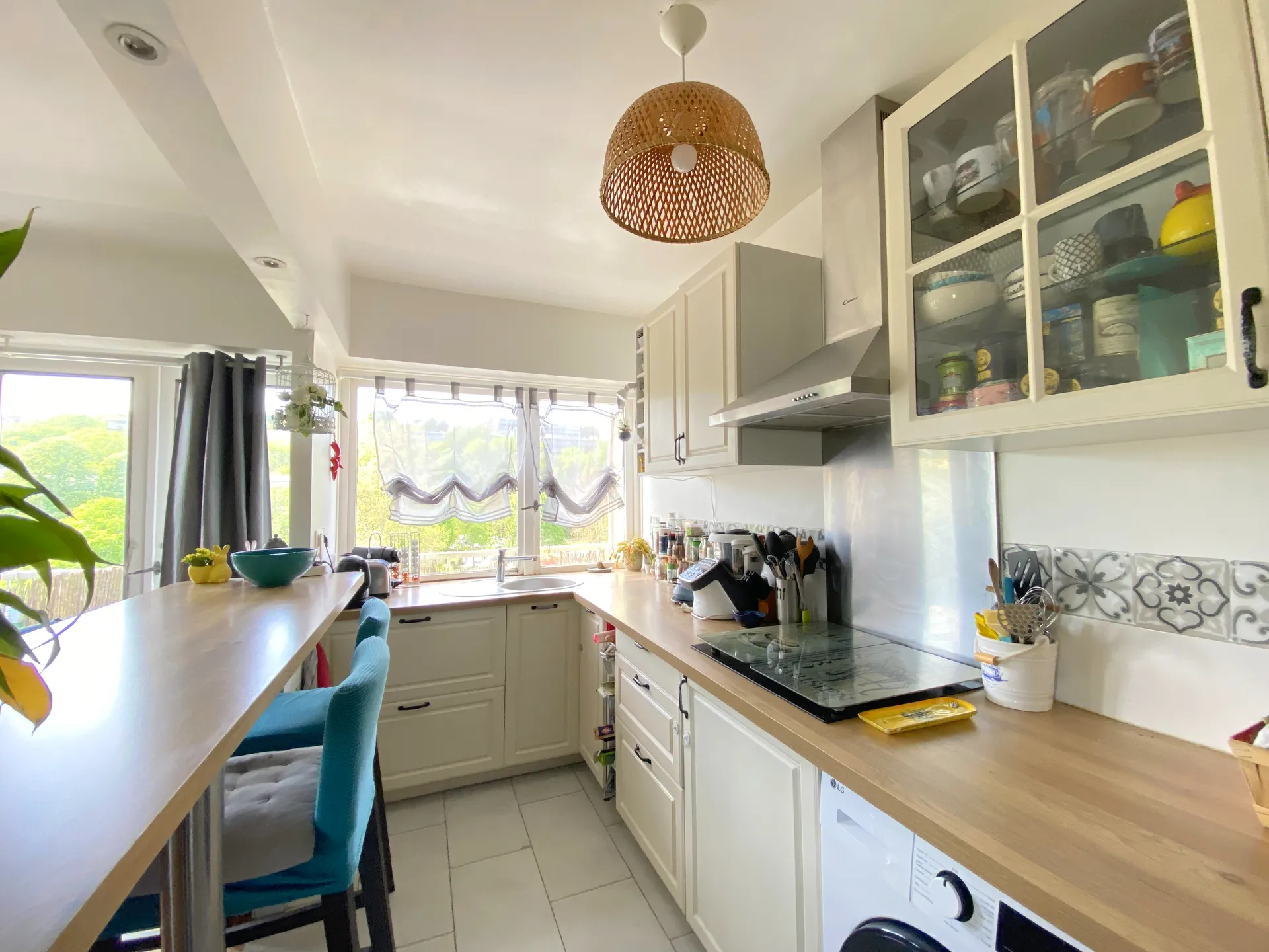 Le Pecq à vendre un appartement de 5 pièces en étage élévé avec ascenseur, situé dans une résidence avec un couple de gardien