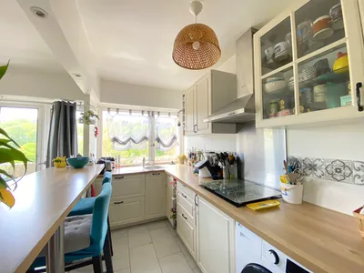 Le Pecq à vendre un appartement de 5 pièces en étage élévé avec ascenseur, situé dans une résidence avec un couple de gardien