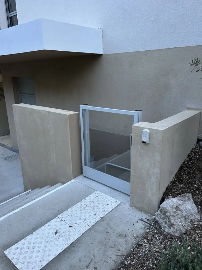 Portillon sécurisé pour cet élévateur Liftboy installé en copropriété à Aix en Provence