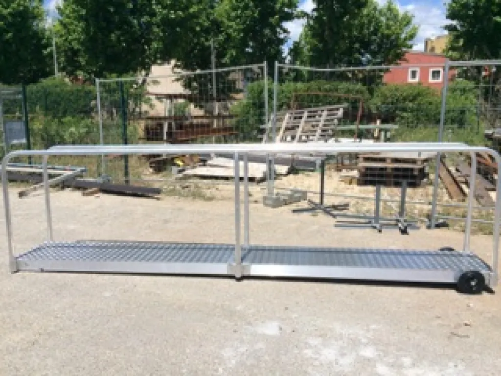 METAL CONCEPT A REALISE SUR MESURE DANS SES ATELIERS A MARTIGUES UNE PASSERELLE AMOVIBLE AVEC GARDE CORPS ALUMINIUM  ET ROUES 