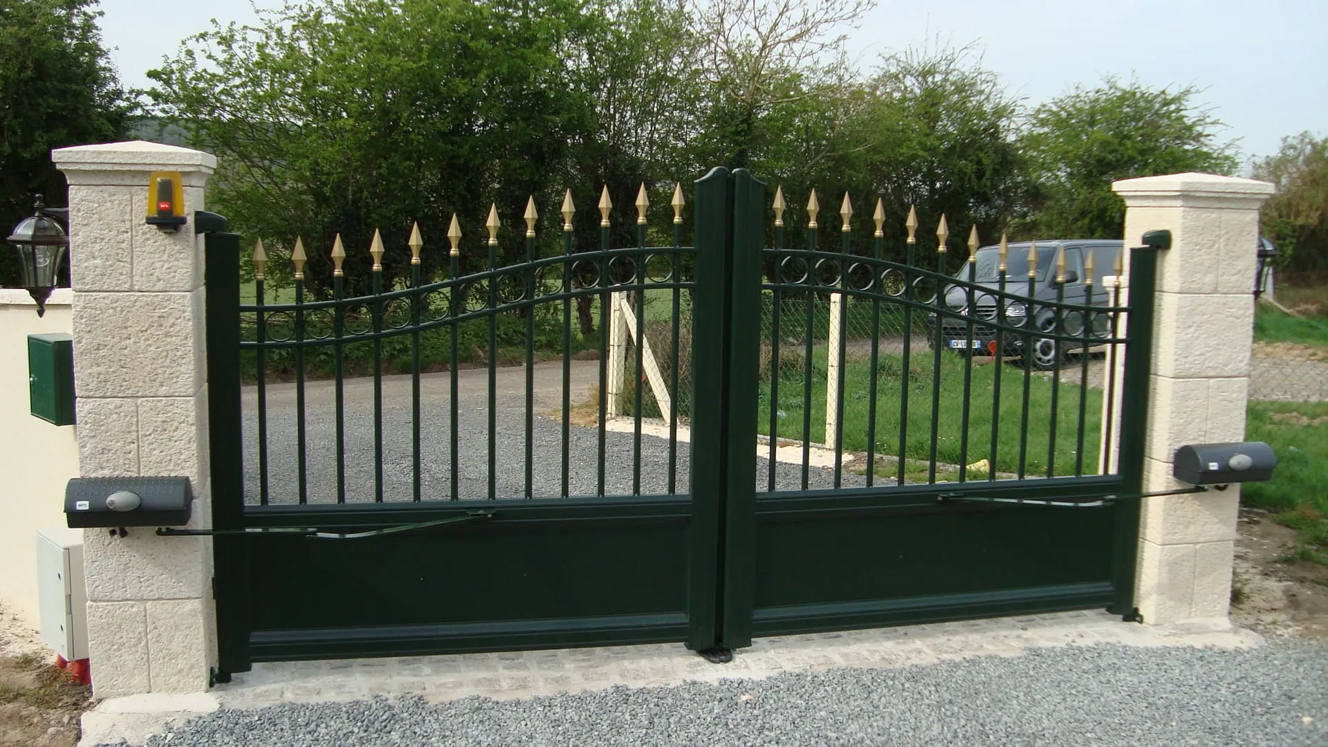 Installation de Portail battant motorisé, Portillon en aluminium et Clôtures sur muret à Cormeilles dans l'Eure 27 et ses Alentours