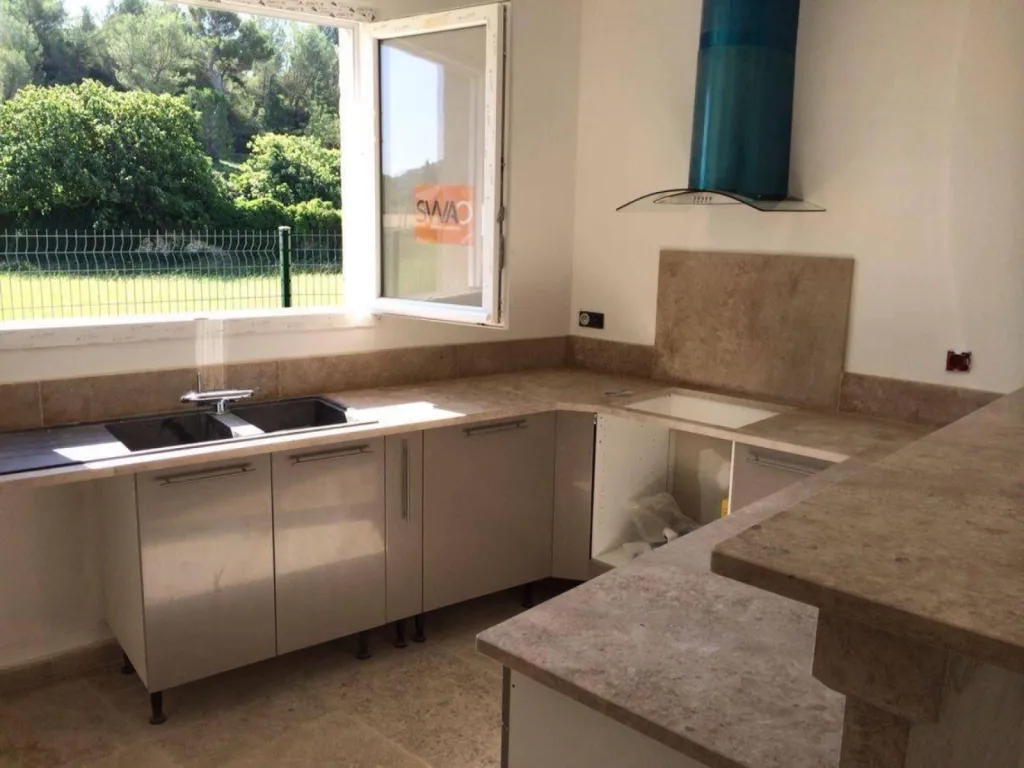 Marbrerie de décoration en pierre naturelle de France, extraction, production, transformation, finition, livraison.