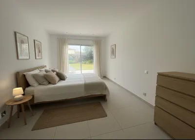Écrin de Lumière & Vue Mer : L’Art de Vivre Contemporain Laissez-vous séduire par cette villa neuve d’exception, une signature architecturale où chaque ligne a été pensée pour sublimer l'horizon.