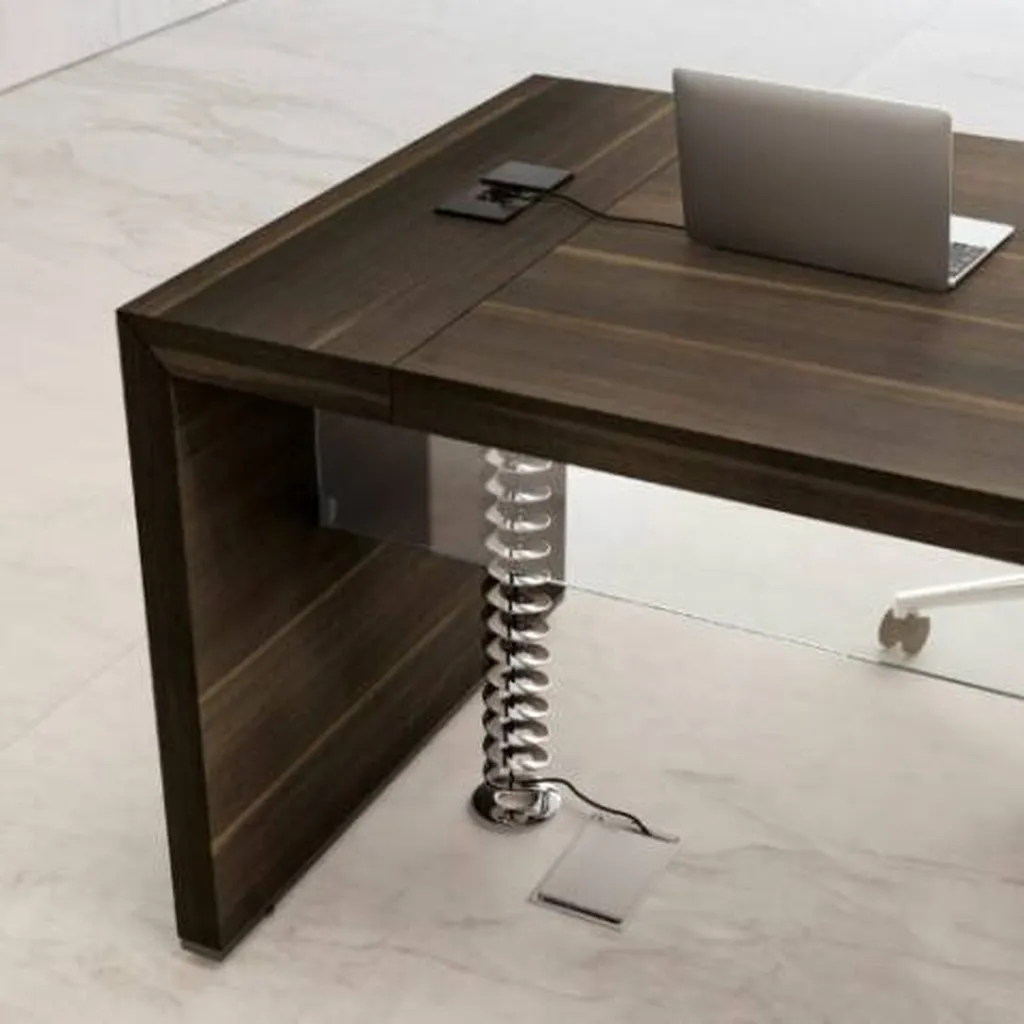 Bureau de direction bois avec connectique pour faciliter l'accès à vos prises. 