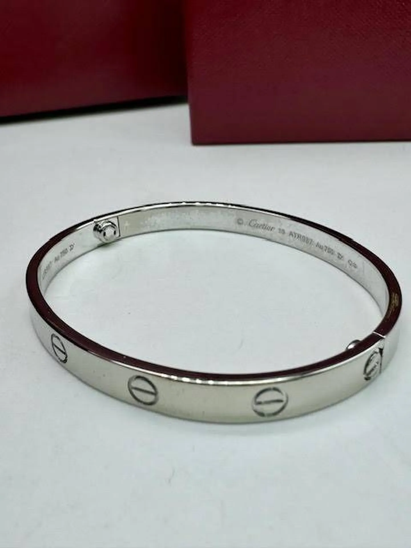 Histoire et Élégance : L'Authentique Bracelet Love de Cartier chez Or Ligne  sur le Bassin d'Arcachon