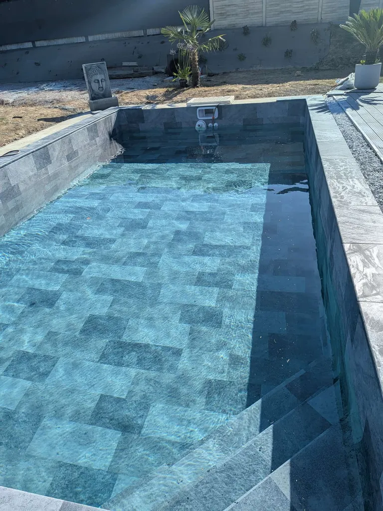 Liner Piscine Imperial Grey Apportez une touche d’élégance et de modernité à votre piscine avec le liner Imperial Grey.
