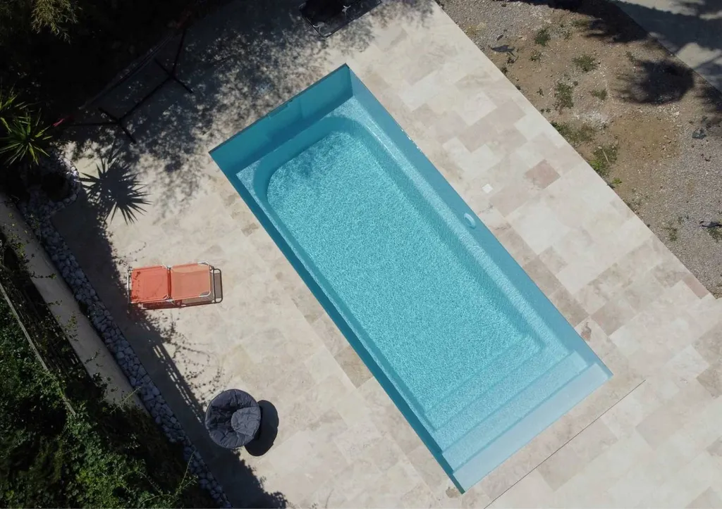vue du haut sur terrasse en pierre