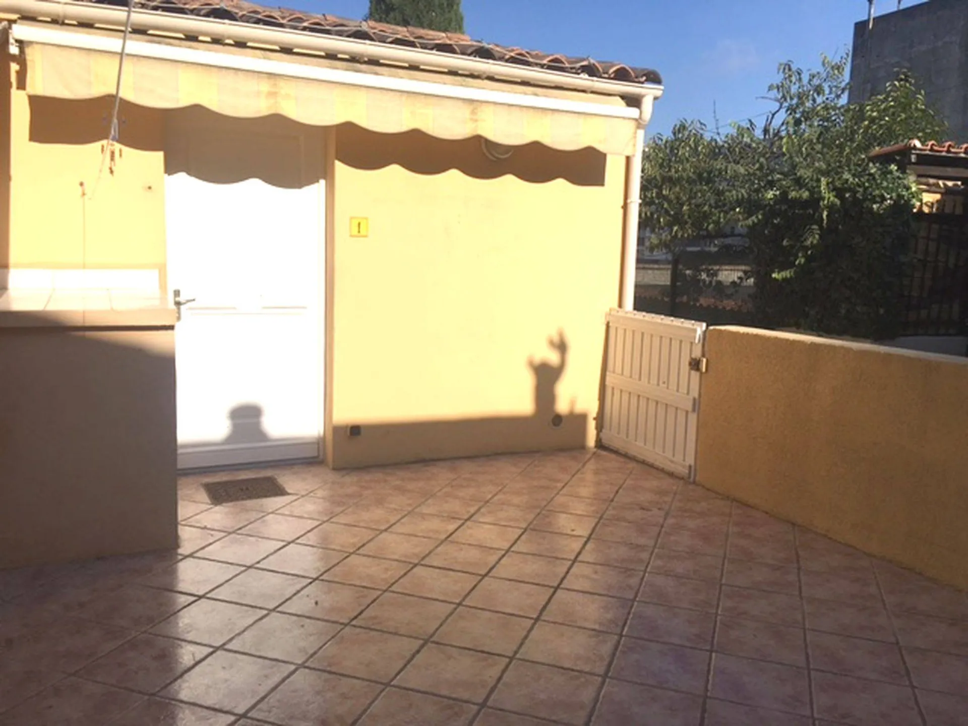 a vendre T1 avec terrasse carnoux maison village