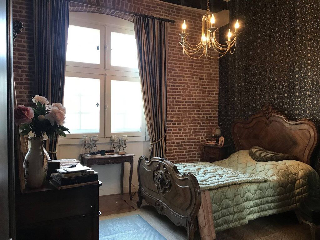 Vends bailliage classée monument historique offrant 400m² de jardin.