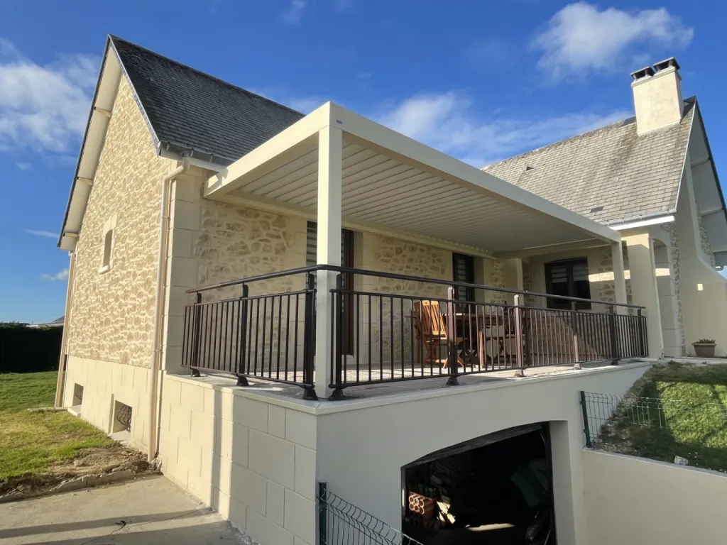 Ravalement enduit projeté à la chaux aérienne à la machine Le Havre 76. finition aspect pierre