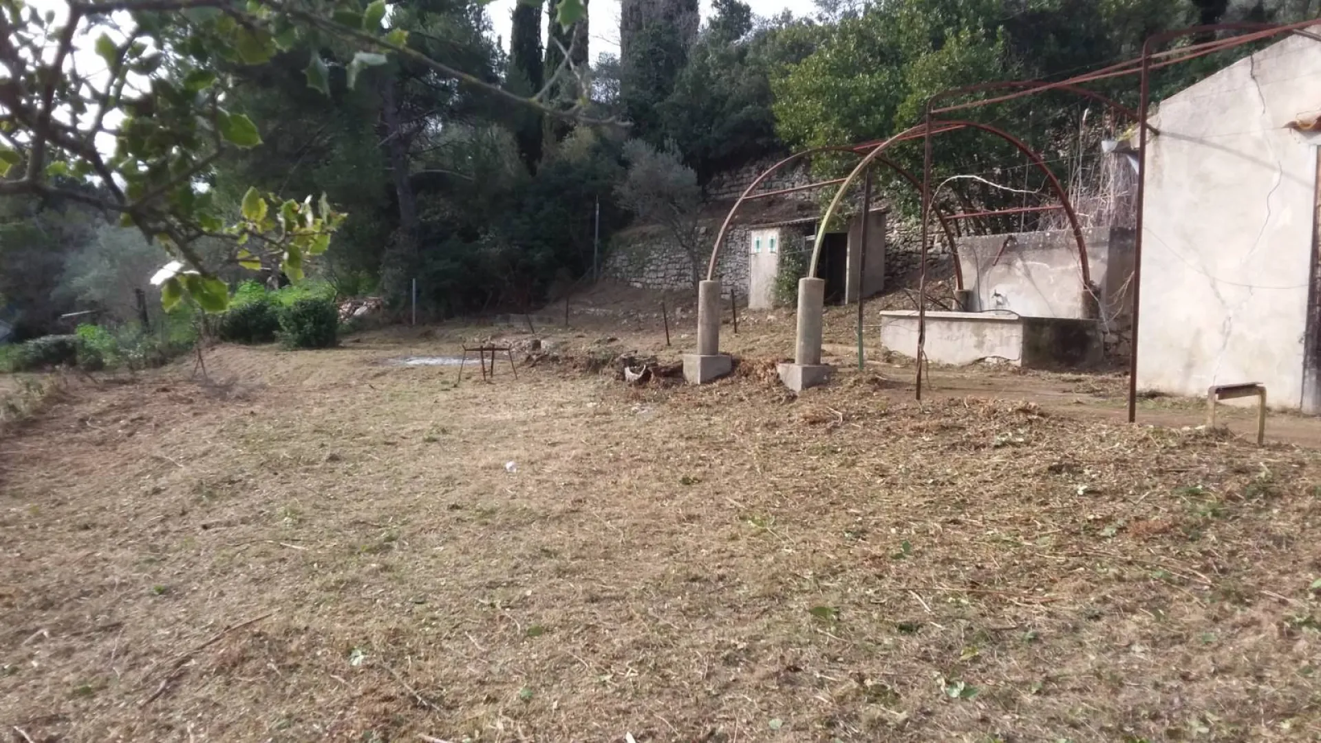 Debroussaillement obligatoire dans un terrain à Aix en Provence 13100 bouches du rhone