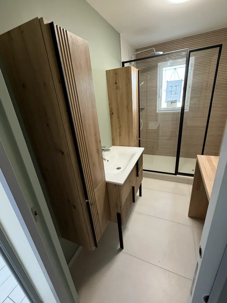 Rénovation de salle de bain avec remplacement d’une baignoire dans une maison à Dracé proche de Villefranche-sur-Saône dans le Beaujolais par une douche pour améliorer le confort et l’accessibilité 