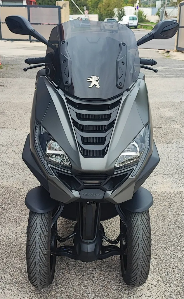 PEUGEOT 400 METROPOLIS GT DU 01/2024 AVEC 1000 KM.