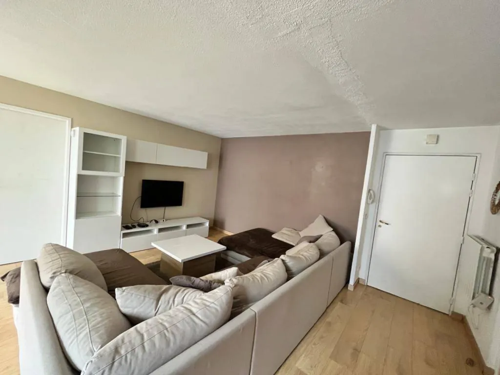 Situé au 2ème étage avec ascenseur