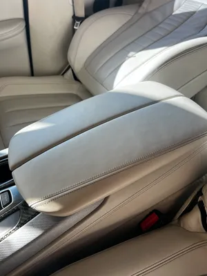 Réparation et recoloration de siège en cuir blanc sur BMW X5 à Breuil-le-Vert, près de Chantilly