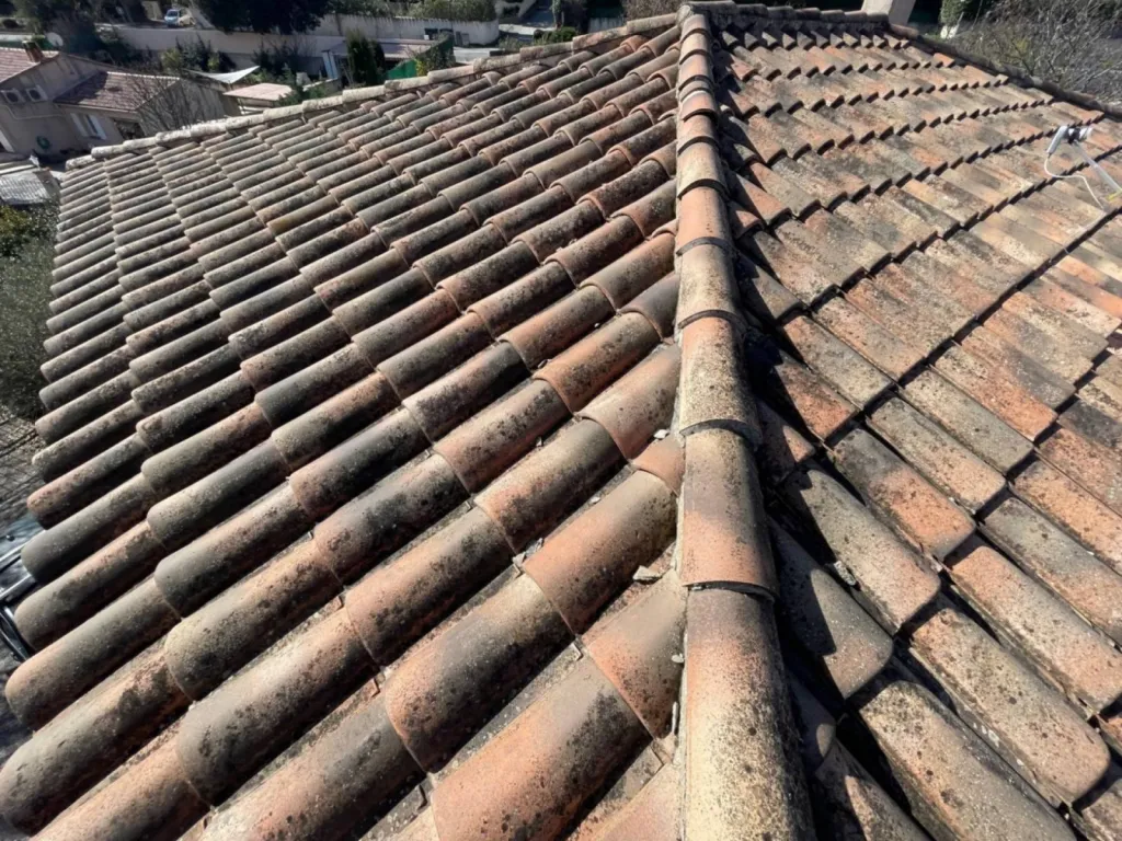 toiture avant nettoyage sur istres