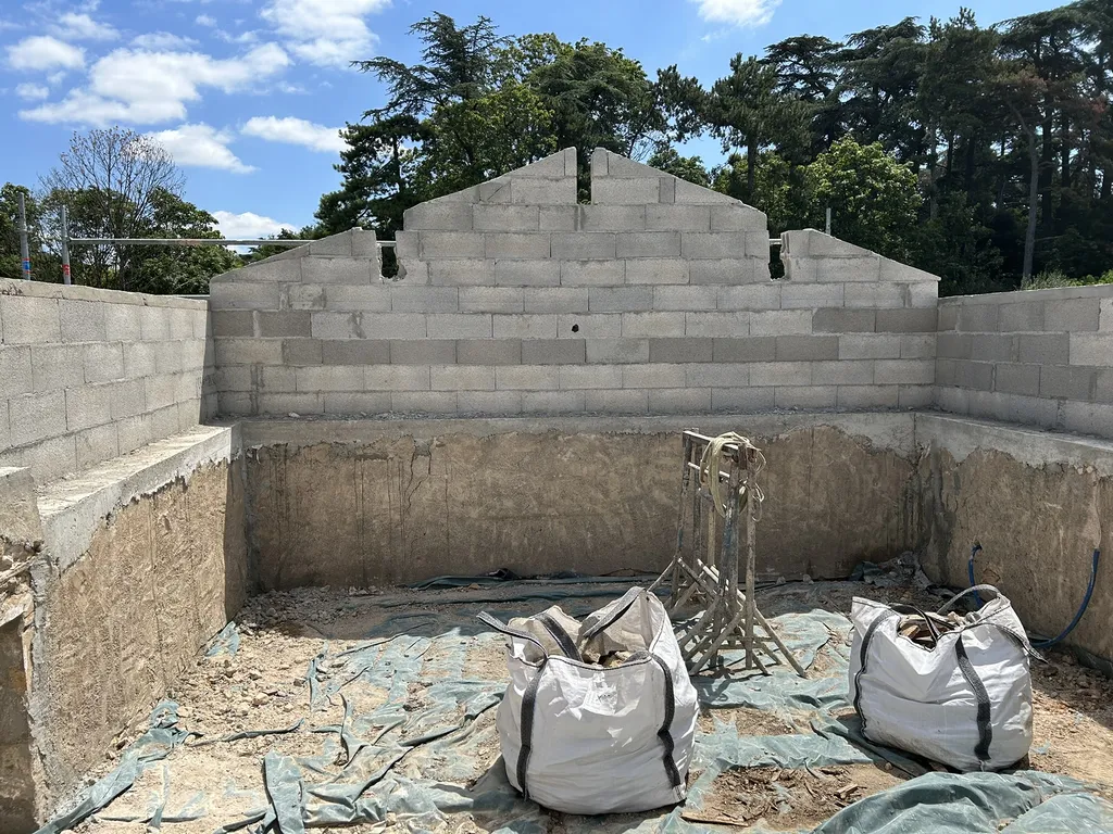 Construction des murs périphériques en blocs béton creux pour la surélévation