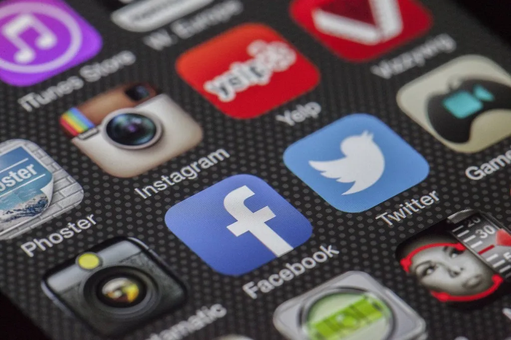 Recherche des interlocuteurs sur réseaux sociaux