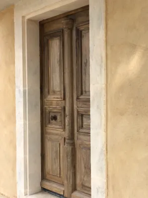 Le reveil d'un vieux mas endormi, au milieu des vignes, dans le Luberon.