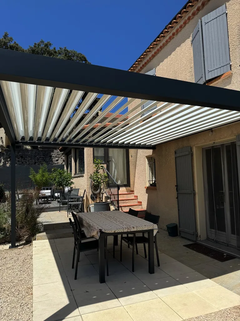 Mise en place d'un pergola bioclimatique Marquises modèle IZI sur Ensues la redonne