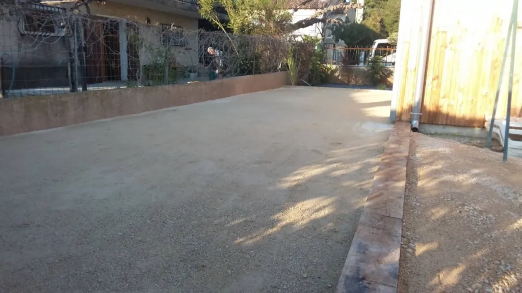 Aménagement jeu pétanque avec poutres chêne proche Lançon Provence 13680