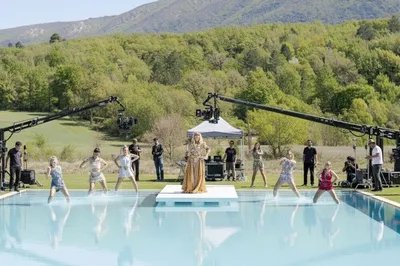 Louer propriété chateau pour clip musical vers Avignon proche Sorgues, Monteux, Aix: piscine vue dégagée, ambiance provençale luxe