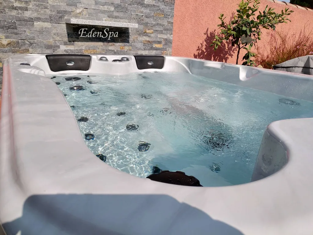 spa 2 places allongées terrasse piscine grau du roi