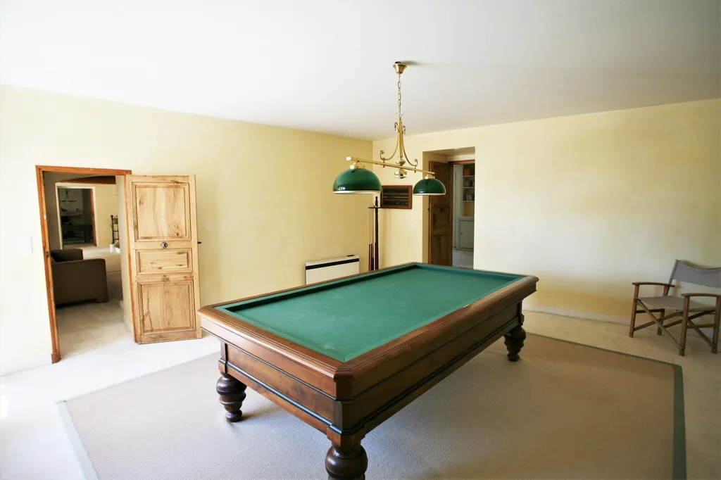 A vendre à Pernes-les-Fontaines, ancien mas avec dépendances sur 3,5 hectares de terrain    