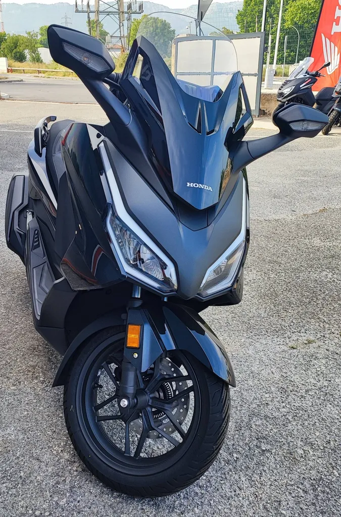 HONDA FORZA 350 DU 05/2025 AVEC 500 KM.