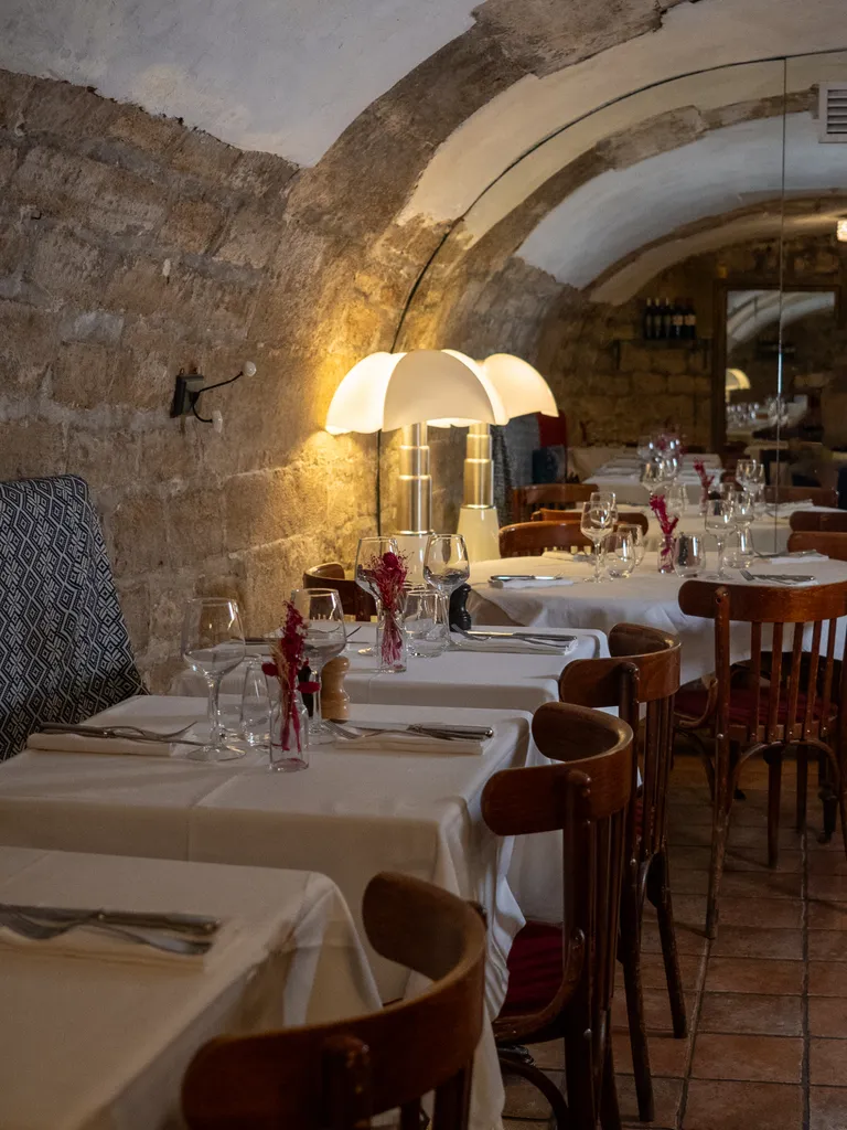 Privatisation pour repas de mariage intime et raffiné avec cave voûtée et ambiance chaleureuse – Bistronome Quartier Latin, centre animé
