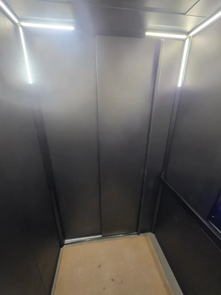 Eclairage LED indirect, cabine 1400x1100mm pour cet élévateur VIMEC ARIA d'un cabinet médical à Istres 