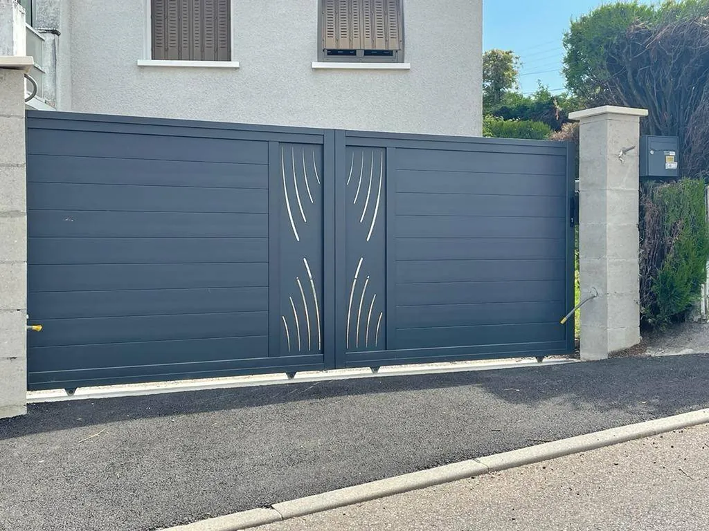 remplacement de portail en alu plein poser à Méribel près de lyon