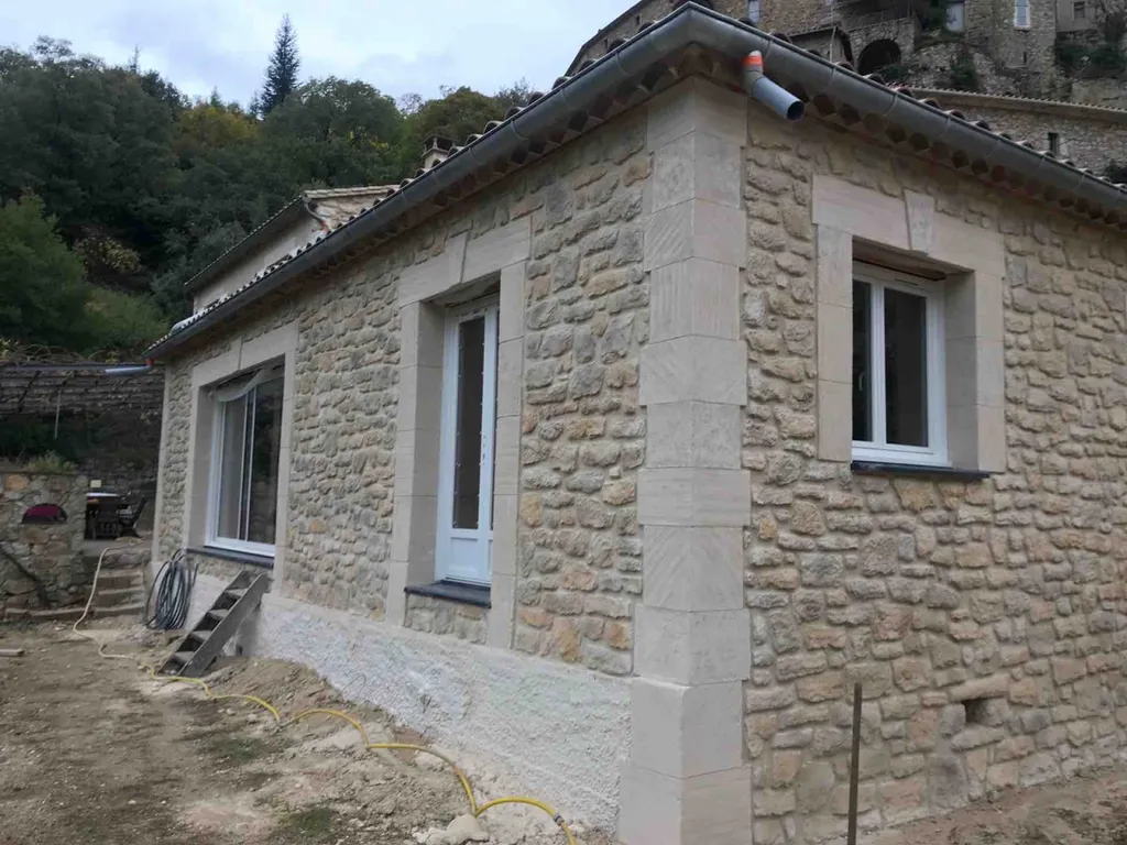 facade en pierre sur bâtisse existante avec extension à Taleyrac dans le Gard proche de Valleraugue et de Ganges 