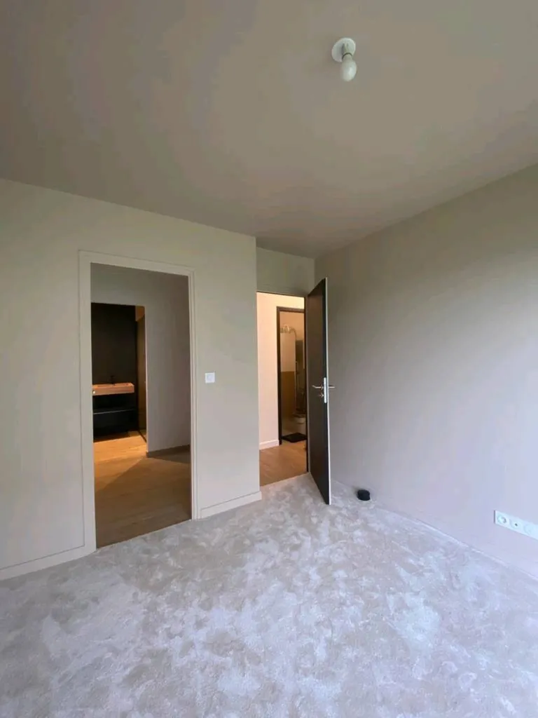 peinture mur et plafond d' une chambre avec une peinture veloutée de chez SIGMA