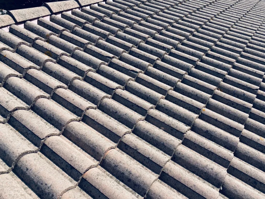 Traitement de tuiles béton Redland d’une maison individuelle sur Aix en Provence.