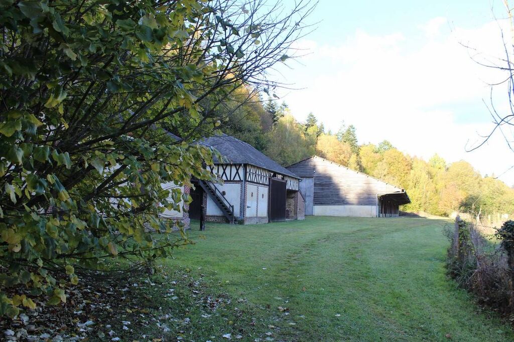 A vendre domaine comprenant de nombreuses dépendances et une piscine chauffée en Normandie 14