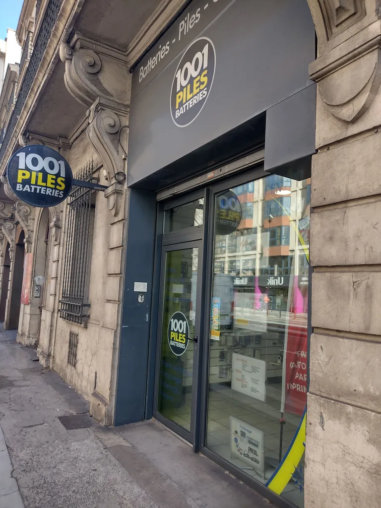 Local commercial avec vitrine et rideau métallique à vendre de 100m² composé d’un espace de vente et d’une grande réserve sur axe passant à Perpignan dans les Pyrénées-Orientales.