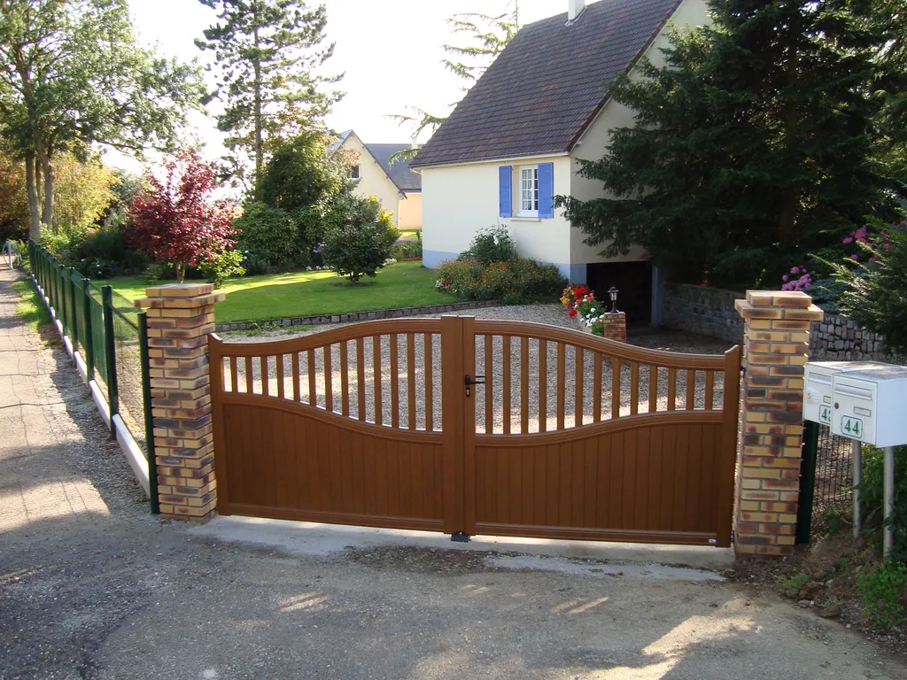 Installation de Portail en aluminium Battant, Modèle Esthétique Classique, Teintes Originales Sur-Mesure à Yvetot en Seine-Maritime 76 et Fauville-en-Caux