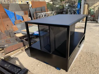 FABRICATION A MARTIGUES REGION PACA TABLE PRESENTOIR METALLIQUE  AVEC ETAGERE ET TIROIR  POUR AGENCEMENT COMMERCE MAGASIN 