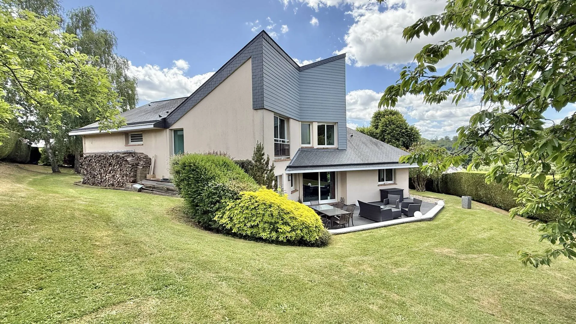 Terres et Demeures de Normandie : spécialiste de la maison contemporaine à vendre : Découvrez ce bien d’exception avec votre conseiller immobilier.