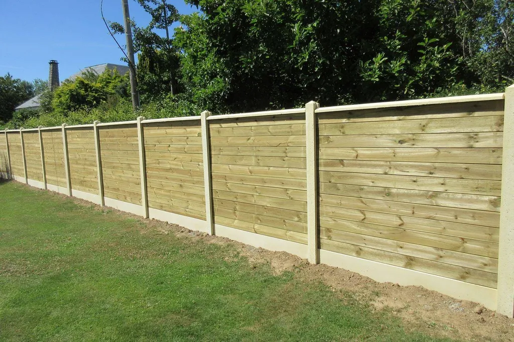Installation de Clôture Occultante Mixte Béton et Bois, Lames Horizontales Sur-Mesure à Bernay dans l'Eure 27 et Serquigny