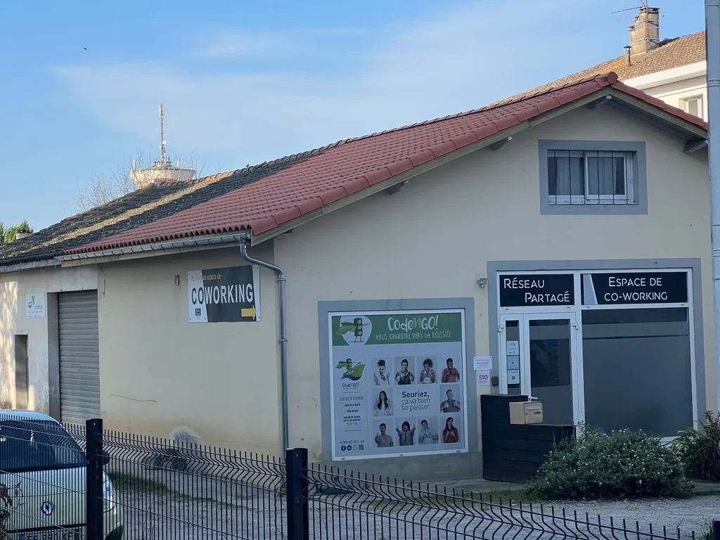 Pourquoi rehausser une toiture et poser un chéneau en zinc  pour séparer deux bâtiments  à Parentis-en-Born