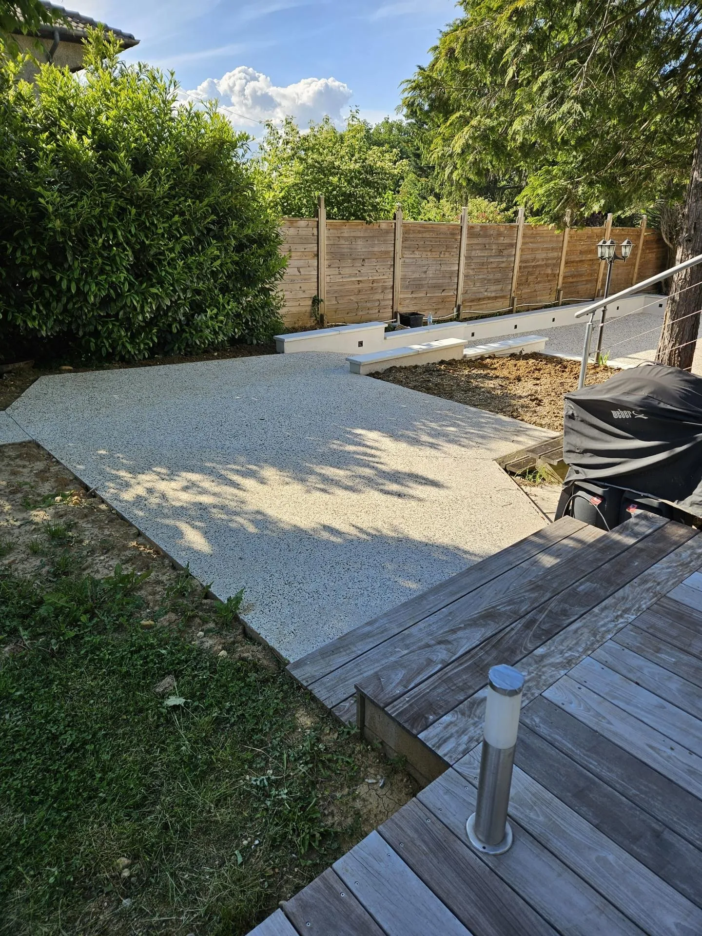 Devis pour création sur mesure d'une terrasse de 6x3m en béton désactivé antidérapant dans un jardin à Miribel dans l'Ain